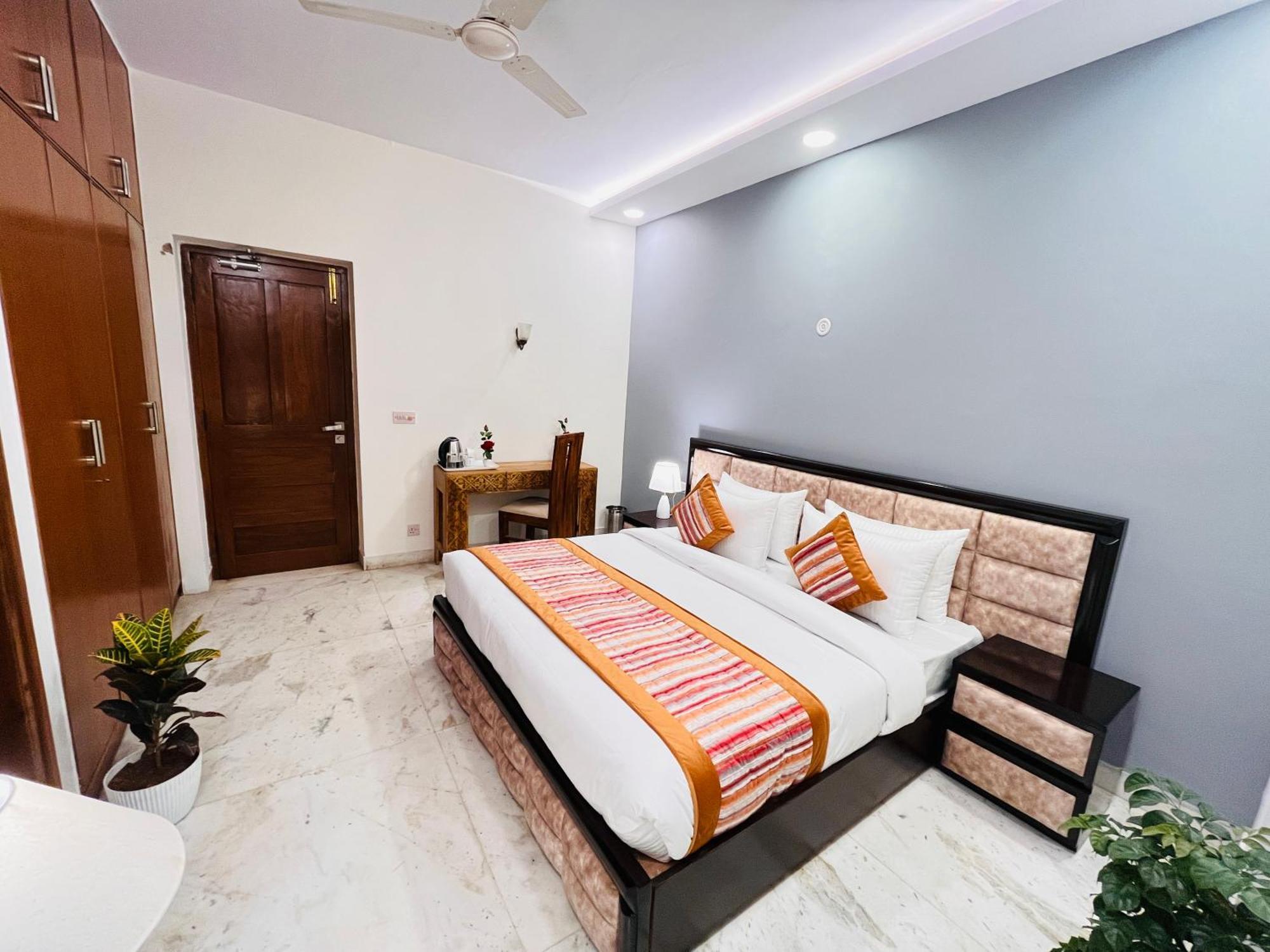 Grove Residency Hauz Khas New Delhi Couple Friendly Hotel Exterior photo